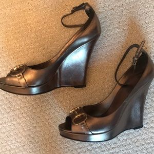Gucci metallic leather wedges